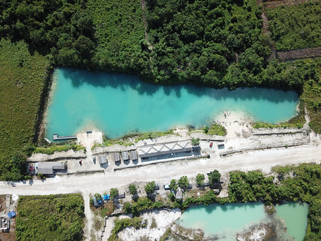 5 Keunikan Yang Menjadi Daya Tarik Danau Biru Tewang Pajangan, Kalimantan  Tengah