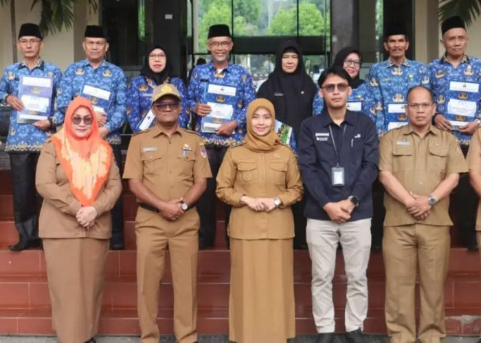 Wawako Pagaralam Hj. Bertha Beri Penghargaan untuk ASN Purna Tugas