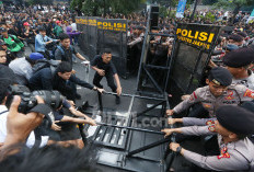 Tentara Mengadang Massa Demo Mahasiswa