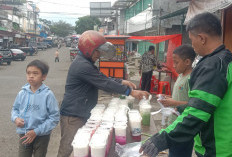 Es Buah Jadi Primadona Berbuka Puasa, Dagangan Fabian Laris Diserbu Pembeli