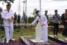 Refleksi Kenang Jasa Para Pejuang, Wako – Wawako Tabur Bunga di Makam Pahlawan