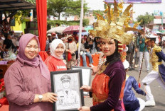 Dari Panggung Kehormatan, Hera Ludi Saksikan Kreativitas Peserta Karnaval