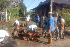 Warga Penjalang Gotong Royong Perbaiki Gorong-Gorong