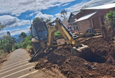 Pemerintah Turunkan Alat Berat, Bantu Perbaikan Jalan Penghubung 3 Kelurahan