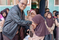 SD Negeri 5 Pagaralam Tebar Kepedulian Lewat Program Berbagi
