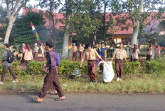 Melaksanakan Kegiatan Bersih Bersih