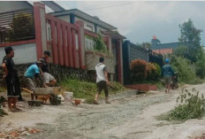 Warga Perumnas Talang Sawah Gotong Royong Tambal Jalan Berlubang