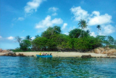 Pantai Penyusuk Bangka, Surga Tenang dengan Pemandangan Batu Granit yang Unik