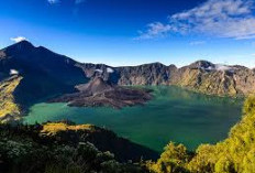 NGGAK TERPIKIRKAN, Ini Keindahan yang Mempesona di Puncak Tertinggi Kedua di NTB Gunung Sanggar! Ada Apa Aja Y