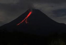 Kisah Mistis di Puncak Merapi: Legenda Keraton Gaib dan Pasar Bubrah