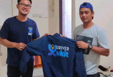 Masuki Kabupaten Lahat, Aplikasi Kukit Secara Simbolis Berikan Jaket ke Driver