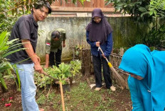 Mahasiswa KKN Gotong Royong Bersihkan Lingkungan Kelurahan