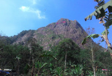 Pesona Gunung Batu: Menara Alam yang Menjulang di Sukamakmur