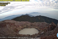 Danau Kawah Gunung Dempo Berwarna Abu-Abu Keruh