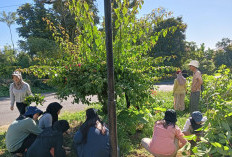 Lurah, Staf, dan Mahasiswa KKN UNSRI Bersih-bersih Kantor