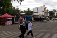 Satlantas Polres Pagar Alam Sigap Bantu Pelajar Menyeberang