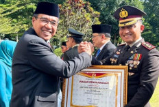 Terima Penghargaan di Moment Hari Pahlawan