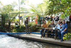 Pecahkan Rekor MURI Minum Kopi Serentak di Pinggir Sungai 