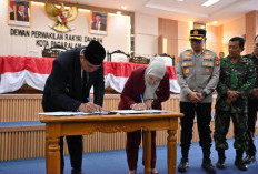 KEPUTUSAN BERSAMA: Walikota dan Ketua DPRD Kota Pagar Alam lakukan penandatanganan KUPA-PPASP 2025