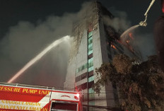 185 Personel Damkar Dikerahkan Padamkan Kebakaran Gedung Bapenda DKI