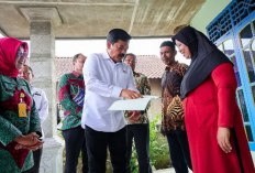 Menteri Hadi Serahkan 305 Sertifikat Tanah di Lampung