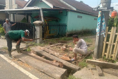 Swadaya, Warga Pagar Jaya Perbaiki Jembatan