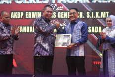 CINDERAMATA: Wali Kota Pagar Alam Ludi Oliansyah berikan cinderamata kepada AKBP Erwin Aras Genda 