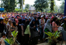 Ribuan Warga di Dempo Utara Antre Paket Sembako Murah