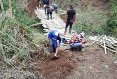 Warga Dusun Jangga Bangun Jembatan Bambu Sementara
