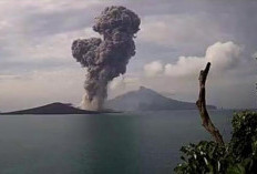 Gunung Anak Krakatau Meletus