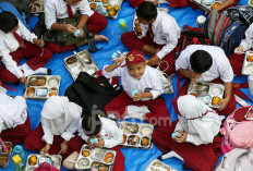 Siswa menikmati menu Makan Bergizi Gratis atau MBG