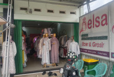 Jelang Lebaran, Toko Elsa di Pagaralam Ramai Diserbu Pembeli Pakaian