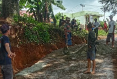Swadaya Warga Perbaikan Jalan Setapak Kelurahan Prahu Dipo