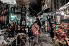 Surga Belanja yang Misterius, Potret Pasar Ampel di Malam Hari