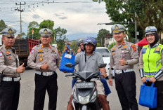Polres Pagar Alam Berbagi Takjil di Simpang Tiga Jam Gadang