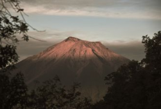 Gunung Bandahara Tempat Suci dengan Pemandangan Spektakuler dan Cerita Mistis