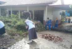 Bersihkan Sekolah Sebelum Mulai Aktivitas Belajar Mengajar