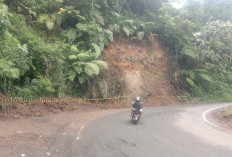 Jalan Licin, Pengendara Khawatir Lewati Liku Lematang yang Rawan Longsor