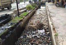 ﻿Tumpukkan Sampah Biang Banjir Dadakan