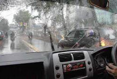  Kunci Sukses Mengemudi Mobil Jarak Jauh Saat Hujan, Ini Triknya!