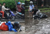 Pengguna Matik Wajib Paham! Ini Dia Teknik Mengerem Motor Matik di Jalan Licin agar Tidak Tergelincir