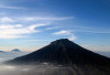 Sindoro: Puncak yang Terbelah Cahaya