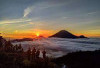  Puncak Bukit Sikunir, Panorama Negeri Awan yang Mempesona, Begini Keindahannya! 